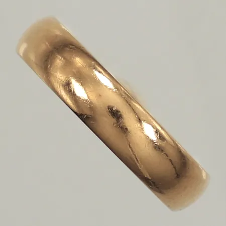 Ring, slät, stl 18, bredd 4,7mm, gravyr, repig, 18K  Vikt: 6 g
