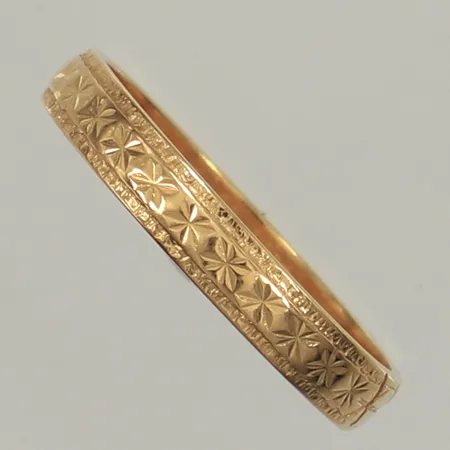 Ring, mönsterdekor, stl 16¾, bredd 3mm, gravyr, 18K Vikt: 2,1 g