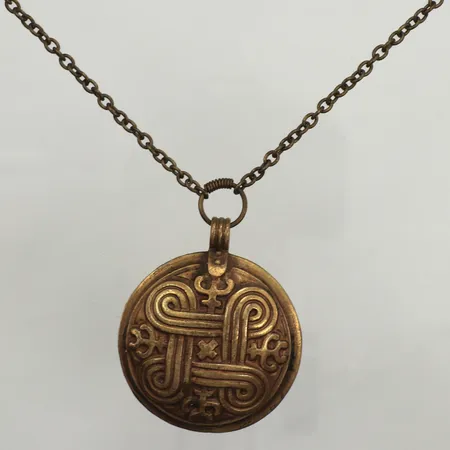 Collier med integrerat hänge, Kalevala, längd 66cm, bredd 2,5mm, Ø51mm, brons