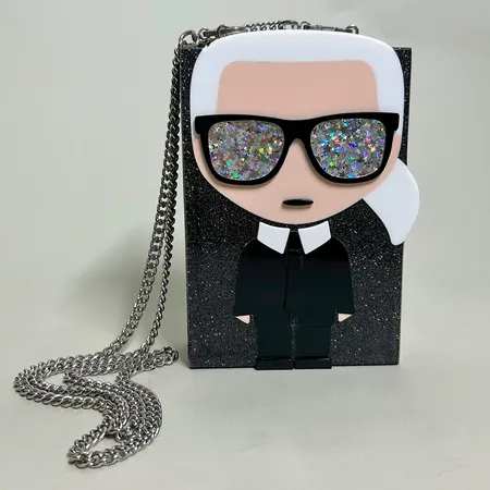Väska, Karl Lagerfeld, crossbody, 12cm x 17,5cm x 4,5cm, plast, metallkedja, dustbag & låda Vikt: 0 g