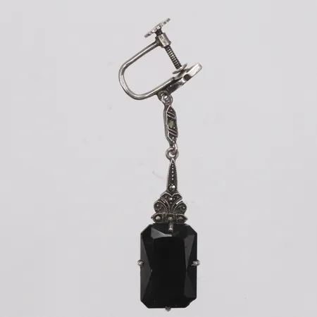 Örhänge, udda, svart sten,  längd 42mm, bredd 4,4-11mm, 835/1000 silver  Vikt: 2,8 g