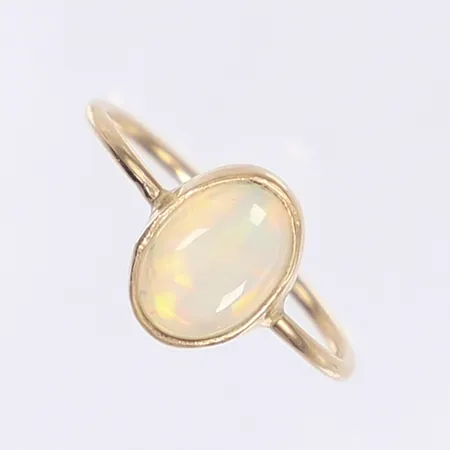Ring med skimrande sten, stl 18½, skev skena, 18K Vikt: 2 g