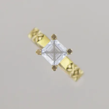Ring med sten, Ø 16½ mm, bredd 6 mm, 21K Vikt: 4 g