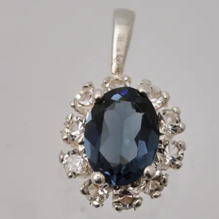Hänge i silver, mått 10,2x17,6mm, 1st blå sten, mått 6x8mm, 10st vita stenar, mått Ø2,3mm, 925/1000, vikt 1,27g.