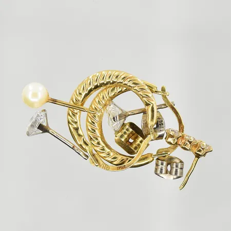 Diverse defekt guld med stenar, 18K. Vikt: 2,1 g