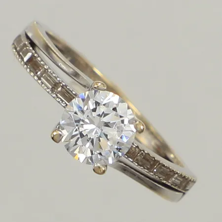 Ring, vita stenar, stl 16½, bredd 6,1mm, vitguld, 14K  Vikt: 2,5 g