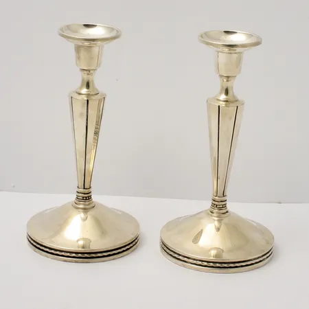 1par ljusstakar i silver, höjd 16,5cm, fot Ø9cm, 830/1000, design Eric Löfman, tillverkad av K G Markströms Guldsmeds Ab, år 1974, bruttovikt 425,7g.  