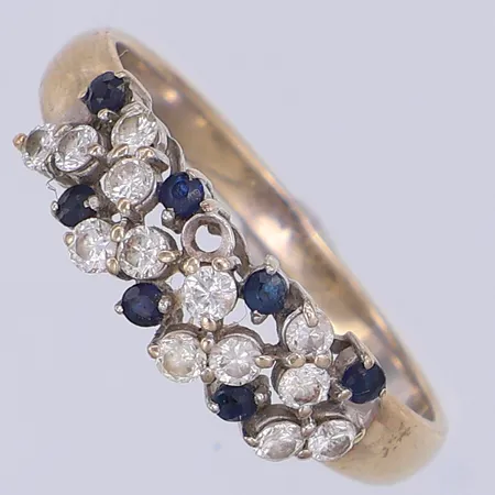 Ring, diamanter ca 0,32ctv, en saknas, 7 blå safirer, stl 17¼, importstämpel, 18K Vikt: 2,8 g