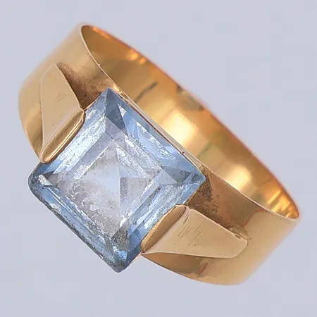 Ring, blå syntetisk spinell, stl 17, Evir år 1966, 18K Vikt: 2,7 g