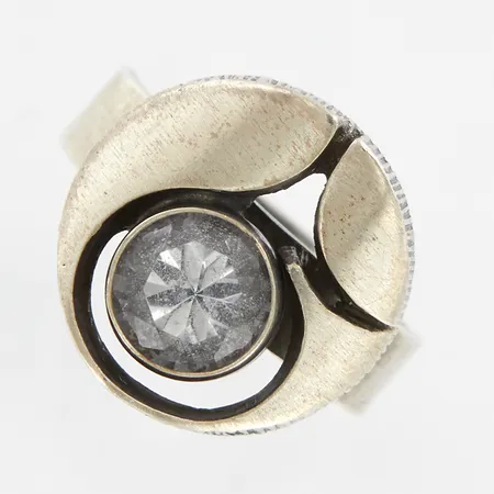Ring med bergskristall, Karl Laine, Finland, år 1999, stl: 16, justerbar skena, bredd: 3,5-16mm, silver 925/1000  Vikt: 5,3 g