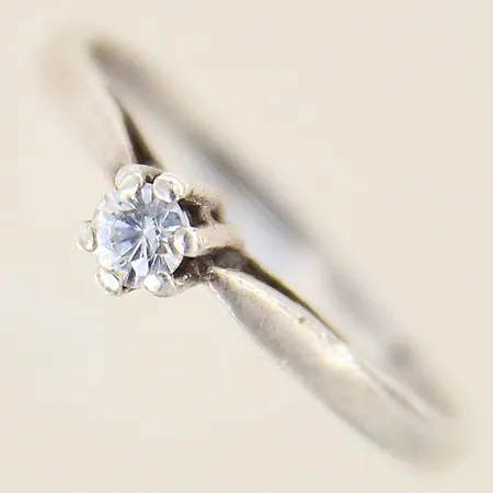 Ring med vit sten, stl 15¾, bredd 1,5-4mm, silver 925/1000 Vikt: 1,2 g