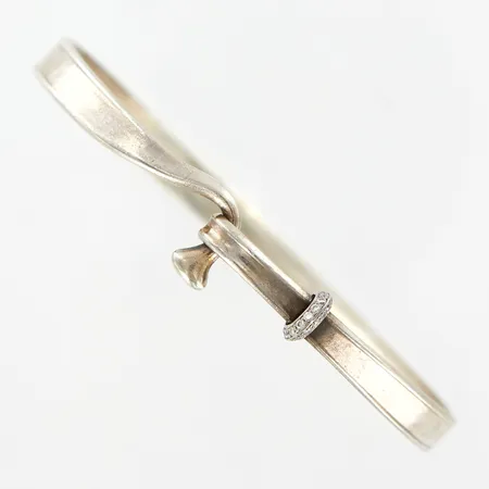 Stelt armband Georg Jensen, modell Torun, nr: 204, stl: M, innermått: 50x60mm, design Vivianna Torun Bülow-Hübe, silver 925/1000, original etui medföljer Vikt: 15,4 g