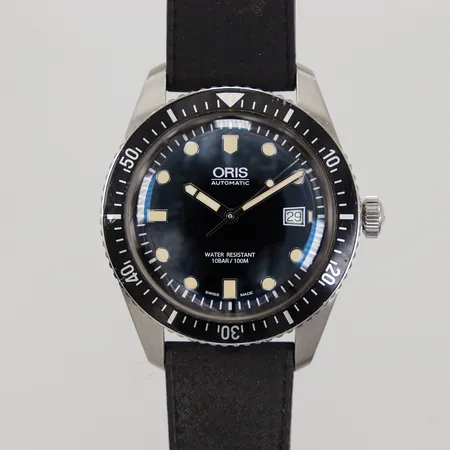 Herrur Oris Divers Sixty-Five, stål, automatisk, datum, Ø 42mm, ref: 01 733 7720 4054, serienummer: 3680614, repig, vridring repig/smärre hck, gummiarmband, certifikat, manual, box, ytterkartong. Vikt: 0 g