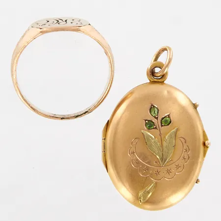 1 ring, 1 medaljong med stenar & plastglas, gravyr och defekter, 14K Vikt: 14,3 g