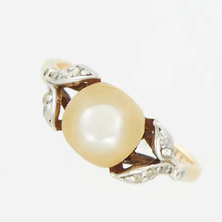 Ring med diamanter ca 0,02ctv och pärla, stl 14¼, bredd ca 6mm, 18K Vikt: 0 g