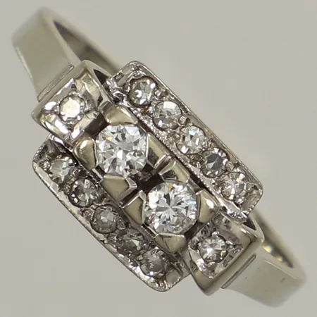 Ring, diamanter 2xca0,07ct 12xca0,01ct, stl 17¾, bredd  1,9-7,8mm, vitguld, 18K Vikt: 4,3 g