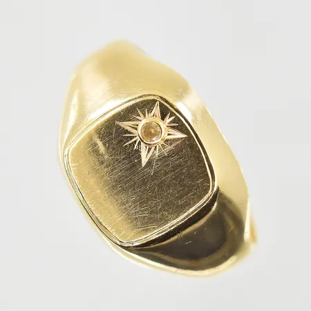 Klackring med vit sten, stl 18¼, bredd 4-12 mm, 18K. Vikt: 4,2 g