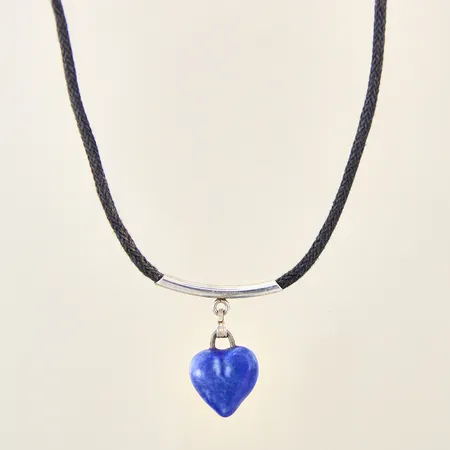 Collier med integrerat hjärtformat hänge i blå sten, längd ca 54cm, bredd 2mm, hängets mått 25x15mm, band i textil med slitage, detaljer i silver 925/1000 