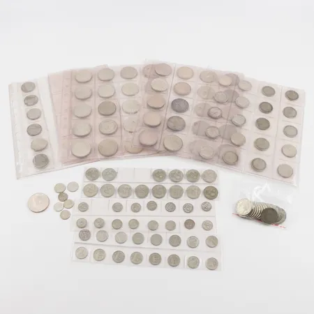 Mynt 90% 1 st 5 krona, 80% 5 st 2 kronor, 8 st 1 kronor. 40% 15 st 2 kronor, 5 st 5 kronor, 36 st 1 kronor, 14 st 50 öringar, 18 st 25 öringar, 20 st 10 öringar + 10 kronor 1972,  Vikt: 0 g