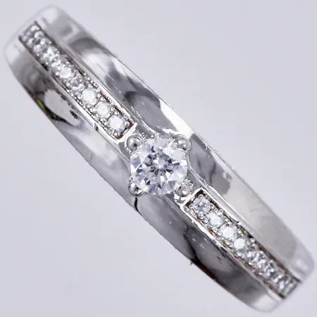 Ring med vita stenar, stl: 17, bredd ca 2-6mm, 925/1000 silver Vikt: 3,3 g