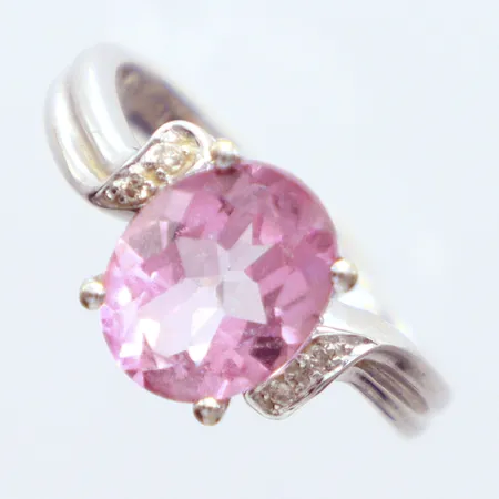 Ring, vitguld, diamanter 4 x 0,01ct, syntetisk rosa sten, Ø17mm, 14k Vikt: 3,7 g