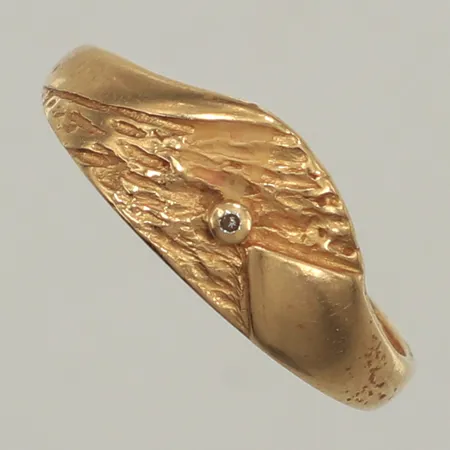 Ring, diamant 1 x ca 0,0025ct, stl 17, bredd 2-7,2mm, 18K Vikt: 2,3 g