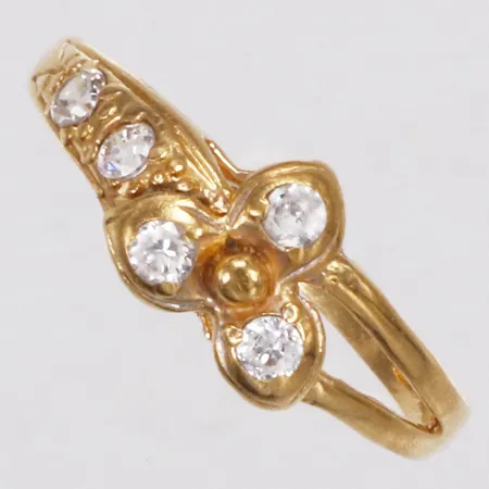 Ring med vita stenar, stl ca17½, bredd 1,6-8mm, skev, 21K   Vikt: 2,4 g