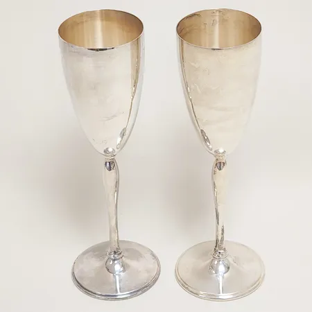 Två Champagneglas, höjd 20cm, Ø 55-65mm, italienska stämplar, 925/1000 silver Vikt: 231,7 g
