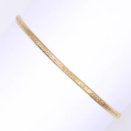 Armring med präglad dekor, Ø7cm, bredd 3mm, något ojämn i formen, 18K Vikt: 6,1 g