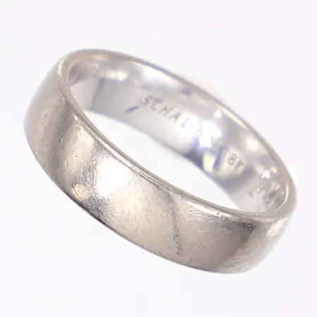 Ring, slät, stl 16¼, bredd 5mm, gravyr, repig, vitguld 18K Vikt: 5,7 g