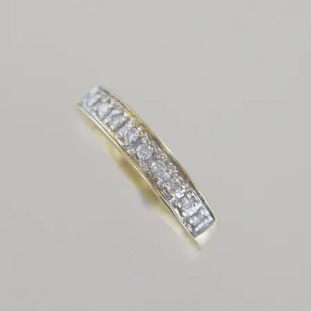 Ring med 9 diamanter ca 0,18ct, Ø 17 mm, bredd 3,7 mm, 18K 1,8 g Vikt: 1,8 g