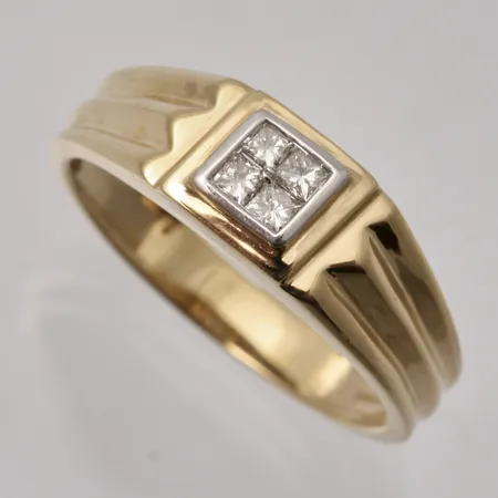 Ring i 18K guld, stl 19, bredd 3,5-6,7mm, 4st Diamanter, prinsesslipade, 0,17ct, Tc/SI, certifikat, vikt 4,42g.