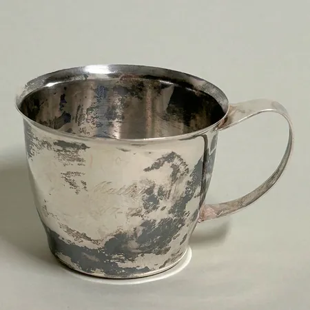 Mugg, höjd 5cm Ø ca 7cm, Markströms år 1970, gravyr, mörka fläckar, 830/1000 silver Vikt: 50,8 g
