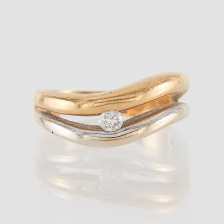 Ring med diamant, storlek 18 mm, bredd 3.4-7.7 mm, 18k. Vikt: 5,7 g