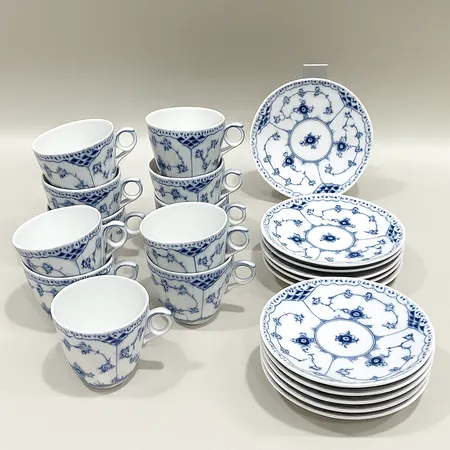 Kaffekoppar med fat, elva stycken, Musselmalet, halvblond, Royal Copenhagen, numrerad: 719, höjd ca 6,5cm, fat ca Ø12,5mm, porslin, bruksslitage, två fat med mindre tillverkningsfel Vikt: 0 g Skickas med postpaket.