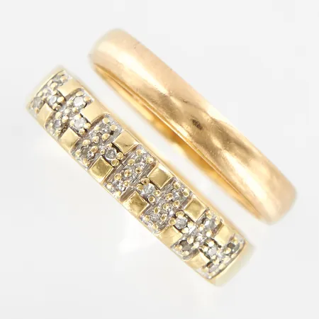 2 ringar med gravyr, en med diamanter 0,10ctv, stl 18½ & 17½, 18K  Vikt: 5,9 g