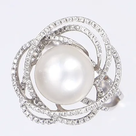 Ring med pärla och diamanter 170x ca 0,005ct, stl 17¼, bredd 3-24mm, vitguld 18K, Bruttovikt: 9,6g Vikt: 9,6 g