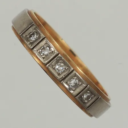 Ring diamanter 5x ca 0,02ct, stl 18¼, bredd 4,5mm, gravyr, 18K  Vikt: 5,5 g