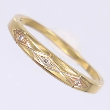 Ring med tre små slipade vita stenar, stl 19, bredd 1-3mm, 18K Vikt: 2,3 g