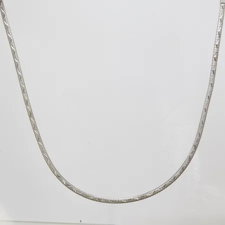 Collier, längd ca 42,2cm, bredd 4mm, 835/1000 silver Vikt: 19 g
