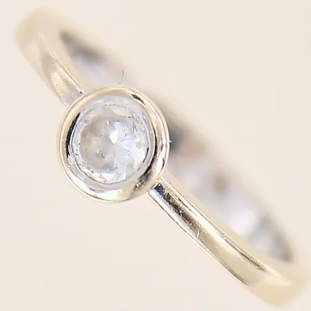 Ring med vit sten, stl 17¼, bredd 2-6mm, 14K  Vikt: 2,6 g