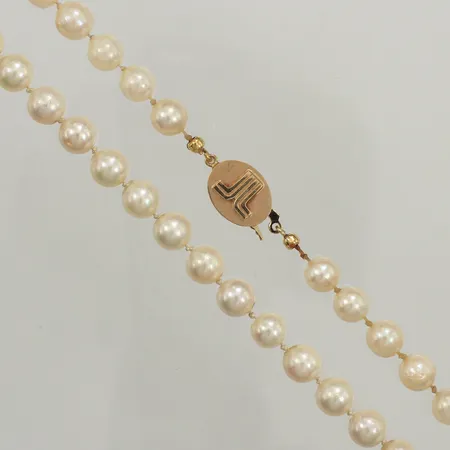 Pärlcollier odlade sötvattenpärlor, Ø6,8mm, längd 51cm, lås med gravyr och Region Stockholm-logga, slitna pärlor, 18K bruttovikt: 28,8g 