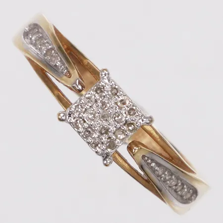 Ring, diamanter 29 x ca0,005ct, stl 18, bredd 2,9-5,8mm, 14K  Vikt: 2,3 g