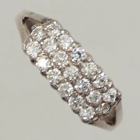Ring, vita stenar, stl 18, bredd 1,9-6,5mm, silver 925/1000 Vikt: 2,6 g