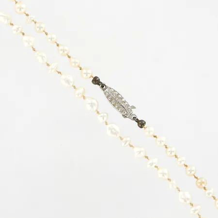 Pärlcollier med odlade sötvattenpärlor, ca47cm, bredd ca 4mm, lås i 925/1000 silver Vikt: 9,8 g