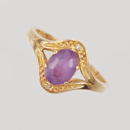 Ring med lila sten och åttkanstlipade diamanter ca 2x0,01ct, stl 18¼, bredd 2,7-12,4mm, gravyr, 18K,  Vikt: 4,5 g