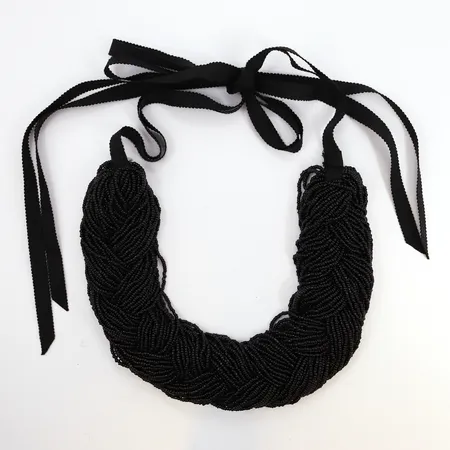 Collier, Dyrberg & Kern, flätat med svarta plastpärlor, längd 38cm utan band, bredd ca 40mm, bandens längd ca 57cm/st, originaletui Vikt: 0 g