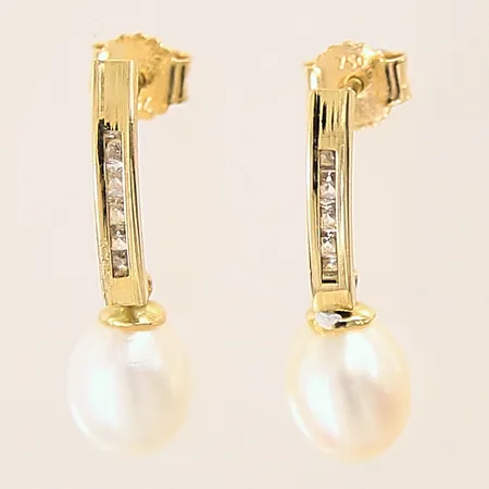 Ett par örhängen med odlade pärlor samt vita stenar, 18x6mm, 18K  Vikt: 1,5 g