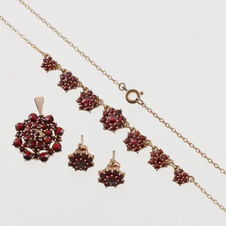 Collier, hänge, örhängen med granater, gulmetall.