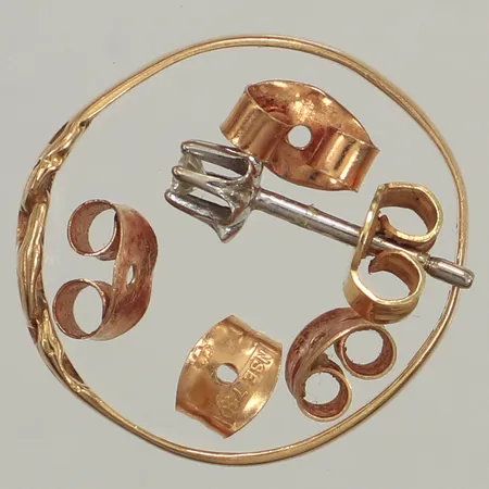 En ring, defekt, ett udda örhänge, diamant ca0,05ct, fyra snurrebussar, 18K Vikt: 2,5 g